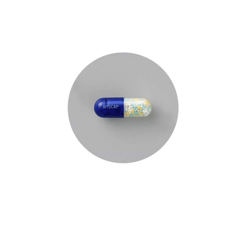ANERON實物膠囊,藍色透明帽端與內含小顆粒的透明身部