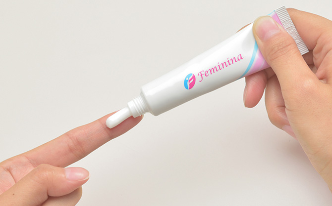 Feminina S從軟管擠到指尖的乳霜