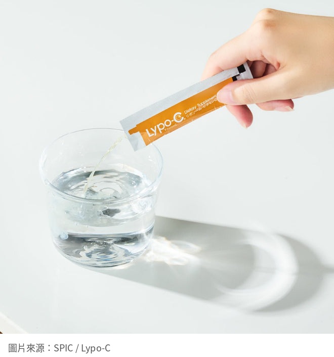 Lypo-C官方示範將小包液體倒入水杯