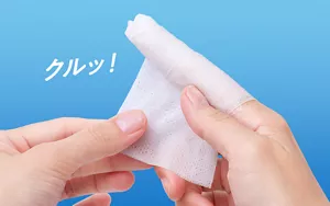 用潔牙濕巾包住指尖的官方示範照片