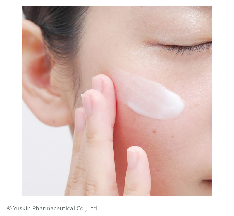 Yuskin日本官方臉頰示範照,呈現Sisora乳液的乳狀質地